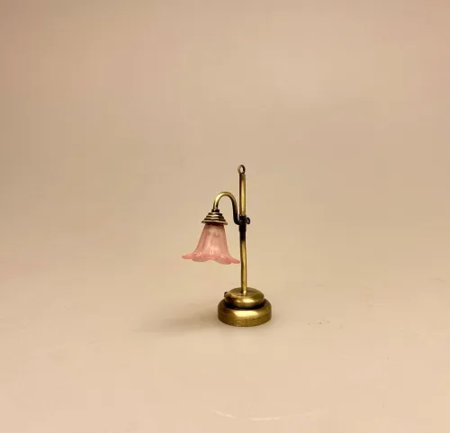Miniature Bordlampe med Rosa Tulipan skærm, dukkehuslampe, lampe, bordlampe, plisse, plisseret skærm, messing, dukkehusting, dukkehustilbehør, miniaturer, biti, ribe, til nisser