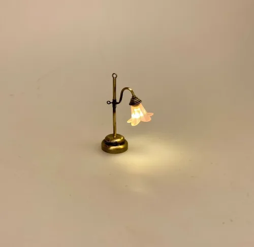 Miniature Bordlampe med Rosa Tulipan skærm, dukkehuslampe, lampe, bordlampe, plisse, plisseret skærm, messing, dukkehusting, dukkehustilbehør, miniaturer, biti, ribe, til nisser