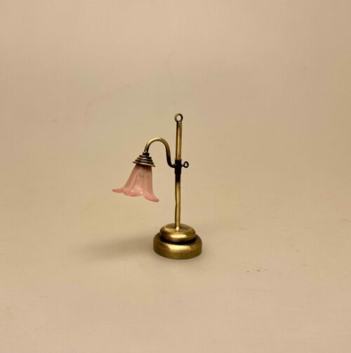Miniature Bordlampe med Rosa Tulipan skærm, dukkehuslampe, lampe, bordlampe, plisse, plisseret skærm, messing, dukkehusting, dukkehustilbehør, miniaturer, biti, ribe, til nisser