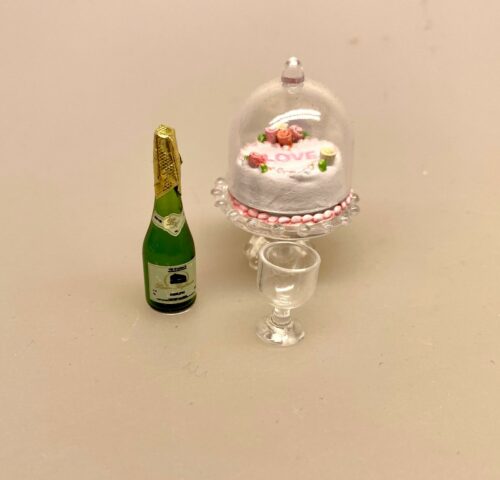 Miniature Kageopsats med låg, Miniature Champagne i glasflaske, Miniature Bryllupskage med roser, valentinesdag, valentineskage, bryllupsdag, bryllup, brudepar, kærlighed, guldbryllup, sølvbryllup, kobberbryllup, kageglad, sjov, miniaturer, 1:12, bagedysten, dukkehuskager, dukkehus, tilbehør, ting til, nisser, festligt, sangskjuler, symbolsk gave, gavekort, pengegave, biti, ribe