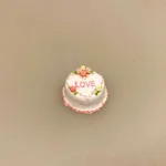 Miniature Bryllupskage med roser, valentinesdag, valentineskage, bryllupsdag, bryllup, brudepar, kærlighed, guldbryllup, sølvbryllup, kobberbryllup, kageglad, sjov, miniaturer, 1:12, bagedysten, dukkehuskager, dukkehus, tilbehør, ting til, nisser, festligt, sangskjuler, symbolsk gave, gavekort, pengegave, biti, ribe
