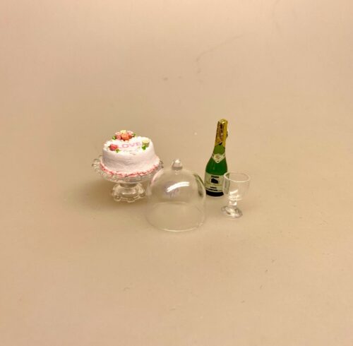Miniature Champagne i glasflaske, Miniature Bryllupskage med roser, valentinesdag, valentineskage, bryllupsdag, bryllup, brudepar, kærlighed, guldbryllup, sølvbryllup, kobberbryllup, kageglad, sjov, miniaturer, 1:12, bagedysten, dukkehuskager, dukkehus, tilbehør, ting til, nisser, festligt, sangskjuler, symbolsk gave, gavekort, pengegave, biti, ribe