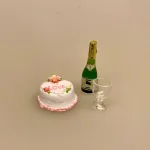 Miniature Bryllupskage med roser, valentinesdag, valentineskage, bryllupsdag, bryllup, brudepar, kærlighed, guldbryllup, sølvbryllup, kobberbryllup, kageglad, sjov, miniaturer, 1:12, bagedysten, dukkehuskager, dukkehus, tilbehør, ting til, nisser, festligt, sangskjuler, symbolsk gave, gavekort, pengegave, biti, ribe