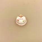 Miniature Bryllupskage med roser, valentinesdag, valentineskage, bryllupsdag, bryllup, brudepar, kærlighed, guldbryllup, sølvbryllup, kobberbryllup, kageglad, sjov, miniaturer, 1:12, bagedysten, dukkehuskager, dukkehus, tilbehør, ting til, nisser, festligt, sangskjuler, symbolsk gave, gavekort, pengegave, biti, ribe