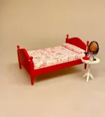 Miniature Dobbeltseng Rød med mønstret sengetæppe, nisseseng, soveværelse, forældre, dobbelt seng, dobbeltseng, dukkehus, møbler, miniature, dukkemøbler, tilbehør, ting til, 1:12, lille, sjov, symbolsk, sangskjuler, gavekort, gave, miniaturer, dukkestue, dukkeseng, biti, ribe