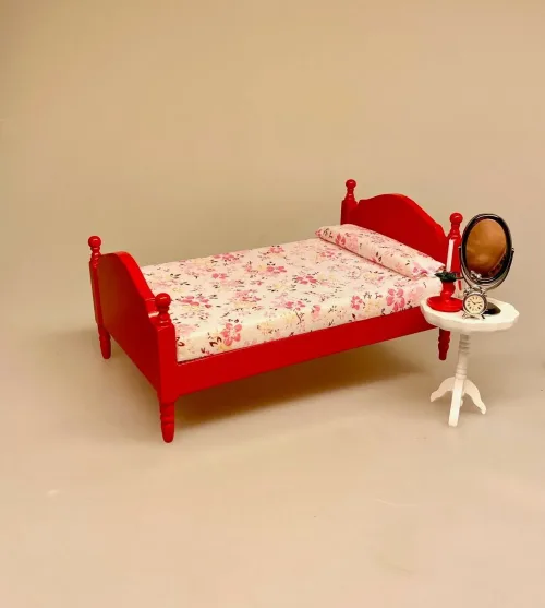 Miniature Dobbeltseng Rød med mønstret sengetæppe, nisseseng, soveværelse, forældre, dobbelt seng, dobbeltseng, dukkehus, møbler, miniature, dukkemøbler, tilbehør, ting til, 1:12, lille, sjov, symbolsk, sangskjuler, gavekort, gave, miniaturer, dukkestue, dukkeseng, biti, ribe