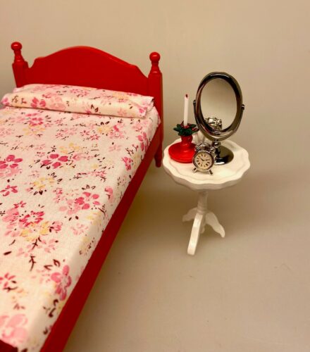 Miniature Dobbeltseng Rød med mønstret sengetæppe, nisseseng, soveværelse, forældre, dobbelt seng, dobbeltseng, dukkehus, møbler, miniature, dukkemøbler, tilbehør, ting til, 1:12, lille, sjov, symbolsk, sangskjuler, gavekort, gave, miniaturer, dukkestue, dukkeseng, biti, ribe