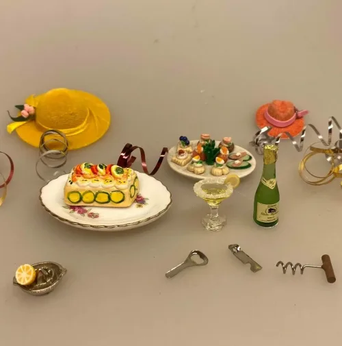 Miniature Fiskegratin med rejer og pynt, dukkehusmad, dukkemad, miniature, mad, fiskeret, fiskegratin, fiskeroulade, nytår, nytårsaften, i dukkehuset, sætterkasse, sættekasse, sangskjuler, sjov, tale, 1:12, bryllup, symbolsk, gave, pengegave, gavekort, champagne, fest, biti, ribe