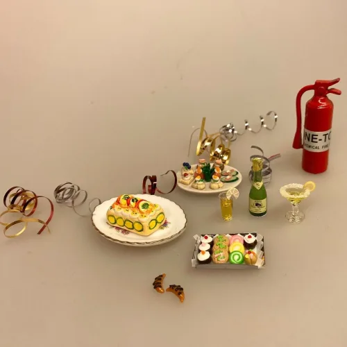 Miniature Fiskegratin med rejer og pynt, dukkehusmad, dukkemad, miniature, mad, fiskeret, fiskegratin, fiskeroulade, nytår, nytårsaften, i dukkehuset, sætterkasse, sættekasse, sangskjuler, sjov, tale, 1:12, bryllup, symbolsk, gave, pengegave, gavekort, champagne, fest, biti, ribe