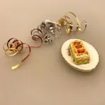 Miniature Fiskegratin med rejer og pynt, dukkehusmad, dukkemad, miniature, mad, fiskeret, fiskegratin, fiskeroulade, nytår, nytårsaften, i dukkehuset, sætterkasse, sættekasse, sangskjuler, sjov, tale, 1:12, bryllup, symbolsk, gave, pengegave, gavekort, champagne, fest, biti, ribe