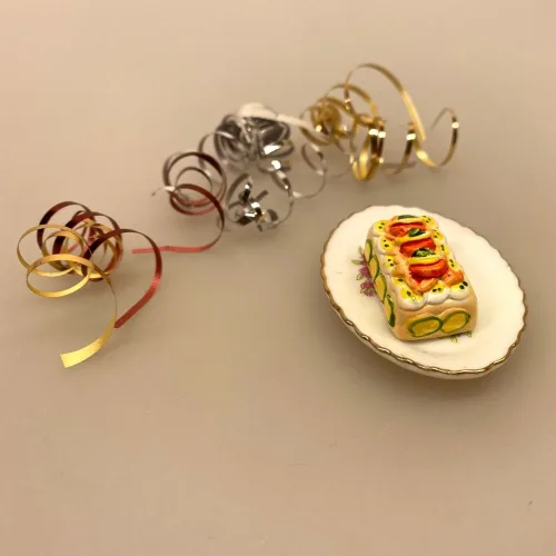 Miniature Fiskegratin med rejer og pynt, dukkehusmad, dukkemad, miniature, mad, fiskeret, fiskegratin, fiskeroulade, nytår, nytårsaften, i dukkehuset, sætterkasse, sættekasse, sangskjuler, sjov, tale, 1:12, bryllup, symbolsk, gave, pengegave, gavekort, champagne, fest, biti, ribe