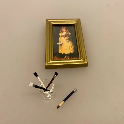 Miniature Glas med 3 pensler, malerpensler, kunstmaler, kunstner, kunstnerartikler, maler, maleri, kreativ, julemandens værksted, nisser, nissehus, nissedør, dukkehus, dukkehusting, 1:12, gave, julegave, gaveide, symbolsk gave, akvarel, farver, sangskjuler, tilbehør, dukkehus, sættekasse, sætterkasse, biti, ribe