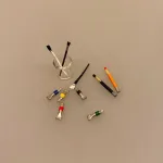 Miniature Glas med 3 pensler, malerpensler, kunstmaler, kunstner, kunstnerartikler, maler, maleri, kreativ, julemandens værksted, nisser, nissehus, nissedør, dukkehus, dukkehusting, 1:12, gave, julegave, gaveide, symbolsk gave, akvarel, farver, sangskjuler, tilbehør, dukkehus, sættekasse, sætterkasse, biti, ribe