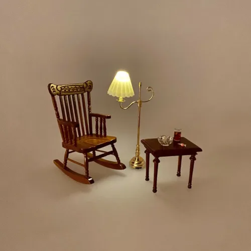 Miniature Gulvlampe messing med hvid foldeskærm, le klint, plisse, skærm, plisseret, dukkehus, tilbehør, ting til, dukkehuset, lamper, belysning, batteri, nisser, nissehus, nissebo, nissedør, hygge, julekrybbe, julelandskab, mini, lamper, biti, ribe