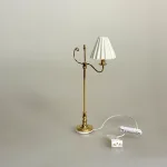 Miniature Gulvlampe messing med hvid foldeskærm, le klint, plisse, skærm, plisseret, dukkehus, tilbehør, ting til, dukkehuset, lamper, belysning, ledning, nisser, nissehus, nissebo, nissedør, hygge, julekrybbe, julelandskab, mini, lamper, biti, ribe