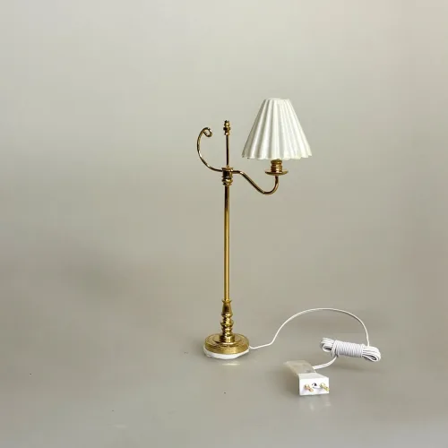 Miniature Gulvlampe messing med hvid foldeskærm, le klint, plisse, skærm, plisseret, dukkehus, tilbehør, ting til, dukkehuset, lamper, belysning, ledning, nisser, nissehus, nissebo, nissedør, hygge, julekrybbe, julelandskab, mini, lamper, biti, ribe