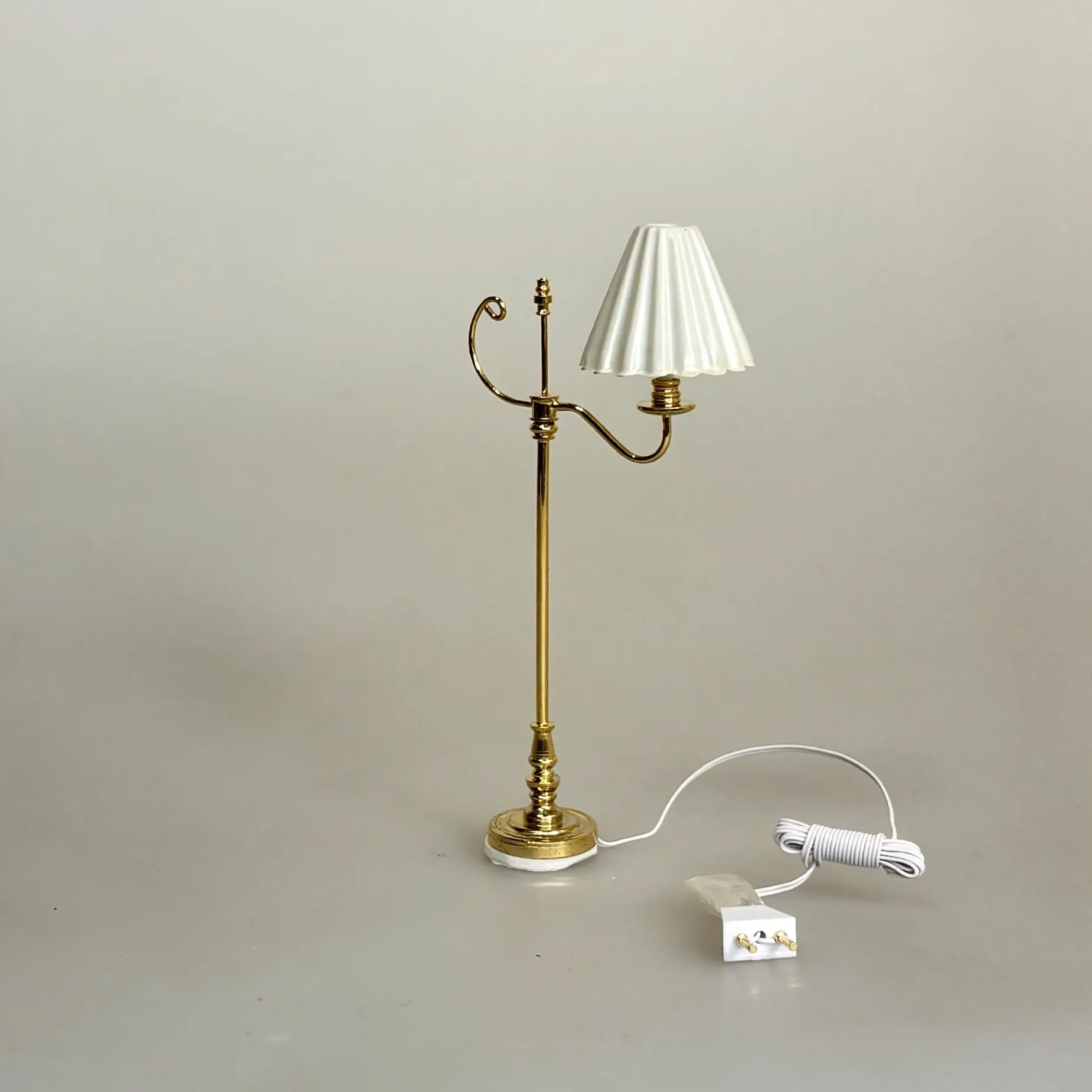 Miniature Gulvlampe messing med hvid foldeskærm Miniature Gulvlampe Messing med Hvid Foldeskærm - Billede 1