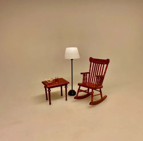 Miniature Gulvlampe sort med hvid skærm, dukkehus, tilbehør, ting til, dukkehuset, lamper, belysning, batteri, nisser, nissehus, nissebo, nissedør, hygge, julekrybbe, julelandskab, mini, lamper, biti, ribe