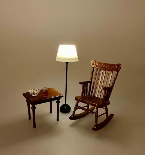 Miniature Gulvlampe sort med hvid skærm, dukkehus, tilbehør, ting til, dukkehuset, lamper, belysning, batteri, nisser, nissehus, nissebo, nissedør, hygge, julekrybbe, julelandskab, mini, lamper, biti, ribe