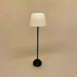 Miniature Gulvlampe sort med hvid skærm, dukkehus, tilbehør, ting til, dukkehuset, lamper, belysning, batteri, nisser, nissehus, nissebo, nissedør, hygge, julekrybbe, julelandskab, mini, lamper, biti, ribe