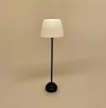 Miniature Gulvlampe sort med hvid skærm, dukkehus, tilbehør, ting til, dukkehuset, lamper, belysning, batteri, nisser, nissehus, nissebo, nissedør, hygge, julekrybbe, julelandskab, mini, lamper, biti, ribe