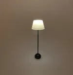 Miniature Gulvlampe sort med hvid skærm, dukkehus, tilbehør, ting til, dukkehuset, lamper, belysning, batteri, nisser, nissehus, nissebo, nissedør, hygge, julekrybbe, julelandskab, mini, lamper, biti, ribe