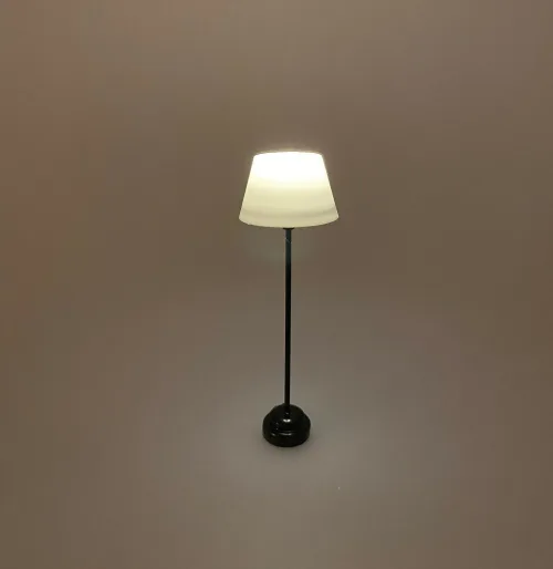 Miniature Gulvlampe sort med hvid skærm, dukkehus, tilbehør, ting til, dukkehuset, lamper, belysning, batteri, nisser, nissehus, nissebo, nissedør, hygge, julekrybbe, julelandskab, mini, lamper, biti, ribe