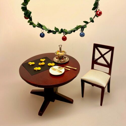 Miniature Luciabrød - 5 safranboller med rosiner, hjemmebag, julebag, lucia, luciaboller, lusekatte, lussekatte, safraboller, safranbrød, luciabrød, juleboller, nissehus, nissedør, jul, julekage, dukkehusmad, dukkehustilbehør, dukkehusting, 1:12, nissebo, nisseting, nissetilbehør, sangskjuler, advent