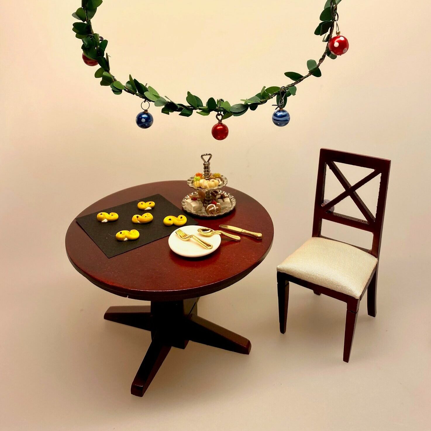 Miniature Luciabrød - 5 safranboller med rosiner, hjemmebag, julebag, lucia, luciaboller, lusekatte, lussekatte, safraboller, safranbrød, luciabrød, juleboller, nissehus, nissedør, jul, julekage, dukkehusmad, dukkehustilbehør, dukkehusting, 1:12, nissebo, nisseting, nissetilbehør, sangskjuler, advent