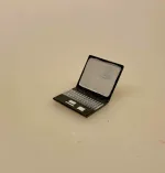 labtop, Miniature Pc - Bærbar computer, bærbar, computer, it, symbolsk, gave, sangskjuler, gavekort, konfirmand, konfirmationsgave, kontor, skole, miniaturer, dukkehusting, dukkehustilbehør, biti, ribe, nisser, nissedør, nissetilbehør, 1:12,