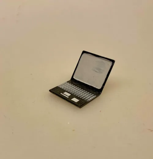 labtop, Miniature Pc - Bærbar computer, bærbar, computer, it, symbolsk, gave, sangskjuler, gavekort, konfirmand, konfirmationsgave, kontor, skole, miniaturer, dukkehusting, dukkehustilbehør, biti, ribe, nisser, nissedør, nissetilbehør, 1:12,