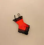 Miniature Pikant neglige rødsatin, undertøj, pikant, korsage, dukkehustilbehør, dukkehusting, dukkehustøj, dameskrædder, konfektion, bodystocking, julegave, gavekort, dameundertøj, 1:12, nissepige, nissemor, biti, ribe, nisser,