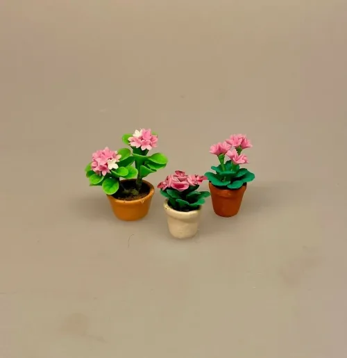 Miniature Potte med Lyserøde blomster, pelargonie, cyklamen, juleblomst, blomst, urtepotte, Miniature Potte med Lyseblå blomster, Miniature Potte med Gule blomster, for glem mig ej, smørblomster, marguritter, margeritter, have, havearbejd, planteskole, miniaturer, dukkehus, ting til, dukkehus, dukketing, dukkehusting, nisser, nissetilbehør, nissedør, små, sættekasse, sætterkasse, sættekasseting, amagerhylde, små blomster, mini, biti, ribe,havearkitekt, landskabsarkitekt,