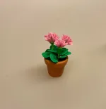 Miniature Potte med Lyserøde blomster, pelargonie, cyklamen, juleblomst, blomst, urtepotte, Miniature Potte med Lyseblå blomster, Miniature Potte med Gule blomster, for glem mig ej, smørblomster, marguritter, margeritter, have, havearbejd, planteskole, miniaturer, dukkehus, ting til, dukkehus, dukketing, dukkehusting, nisser, nissetilbehør, nissedør, små, sættekasse, sætterkasse, sættekasseting, amagerhylde, små blomster, mini, biti, ribe,havearkitekt, landskabsarkitekt,