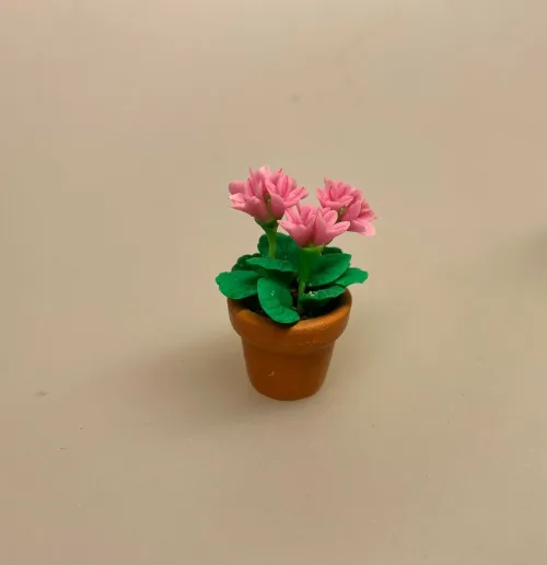 Miniature Potte med Lyserøde blomster, pelargonie, cyklamen, juleblomst, blomst, urtepotte, Miniature Potte med Lyseblå blomster, Miniature Potte med Gule blomster, for glem mig ej, smørblomster, marguritter, margeritter, have, havearbejd, planteskole, miniaturer, dukkehus, ting til, dukkehus, dukketing, dukkehusting, nisser, nissetilbehør, nissedør, små, sættekasse, sætterkasse, sættekasseting, amagerhylde, små blomster, mini, biti, ribe,havearkitekt, landskabsarkitekt,