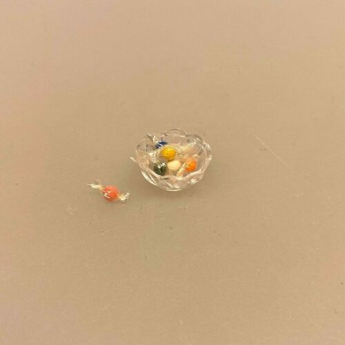 Miniature Skål med indpakket slik, karameller, bon bon, bolcher, slikskål, slik, slikbutik, snoller, dukkehus, miniature, legemad, dukkestue, tilbehør, nisse, til nisser, købmandsbutik, 1:12, biti, ribe