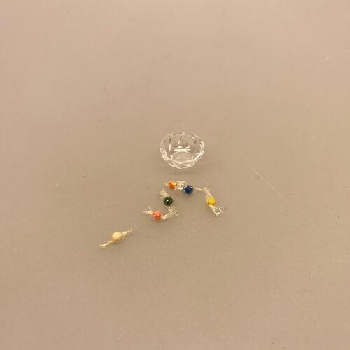 Miniature Skål med indpakket slik, karameller, bon bon, bolcher, slikskål, slik, slikbutik, snoller, dukkehus, miniature, legemad, dukkestue, tilbehør, nisse, til nisser, købmandsbutik, 1:12, biti, ribe