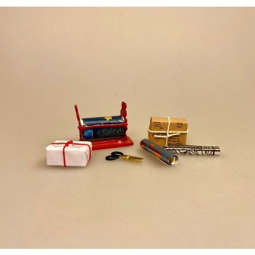 miniature-stativ-med-indpakningspapir-roedt, julegavindpakning, indpakning, pakke ind, pakke gaver ind, julegaver, julemandens værksted, dukkehuset, ting til, tilbehør, dukkehusting, miniaturer, nisser, nissedør, nissehus, nissebo, nissetilbehør, nisseting, nissen flytter ind, 1:12, butik, købmandsbutik, høker, biti, ribe