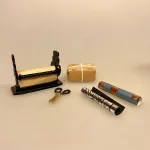 Miniature Stativ med indpakningspapir sort, indpakning, pakke ind, pakke gaver ind, julegaver, julemandens værksted, dukkehuset, ting til, tilbehør, dukkehusting, miniaturer, nisser, nissedør, nissehus, nissebo, nissetilbehør, nisseting, nissen flytter ind, 1:12, butik, købmandsbutik, høker, biti, ribe