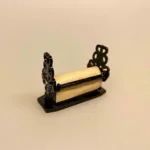 Miniature Stativ med indpakningspapir sort, indpakning, pakke ind, pakke gaver ind, julegaver, julemandens værksted, dukkehuset, ting til, tilbehør, dukkehusting, miniaturer, nisser, nissedør, nissehus, nissebo, nissetilbehør, nisseting, nissen flytter ind, 1:12, butik, købmandsbutik, høker, biti, ribe