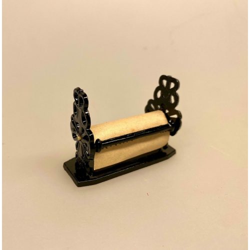 Miniature Stativ med indpakningspapir sort, indpakning, pakke ind, pakke gaver ind, julegaver, julemandens værksted, dukkehuset, ting til, tilbehør, dukkehusting, miniaturer, nisser, nissedør, nissehus, nissebo, nissetilbehør, nisseting, nissen flytter ind, 1:12, butik, købmandsbutik, høker, biti, ribe