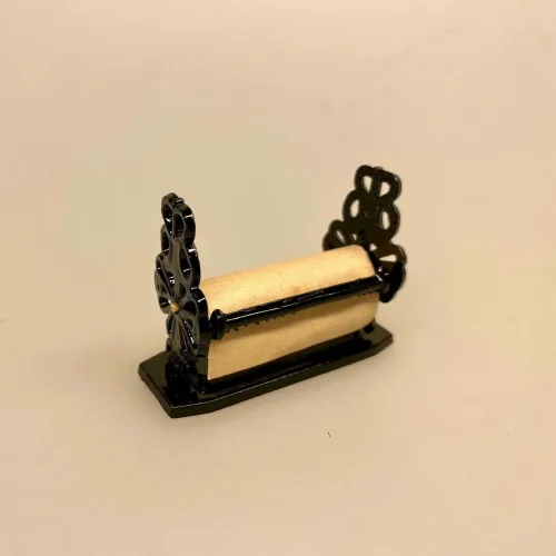 Miniature Stativ med indpakningspapir sort, indpakning, pakke ind, pakke gaver ind, julegaver, julemandens værksted, dukkehuset, ting til, tilbehør, dukkehusting, miniaturer, nisser, nissedør, nissehus, nissebo, nissetilbehør, nisseting, nissen flytter ind, 1:12, butik, købmandsbutik, høker, biti, ribe