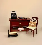 Miniature Stativ med indpakningspapir sort, indpakning, pakke ind, pakke gaver ind, julegaver, julemandens værksted, dukkehuset, ting til, tilbehør, dukkehusting, miniaturer, nisser, nissedør, nissehus, nissebo, nissetilbehør, nisseting, nissen flytter ind, 1:12, butik, købmandsbutik, høker, biti, ribe