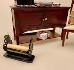 Miniature Stativ med indpakningspapir sort, indpakning, pakke ind, pakke gaver ind, julegaver, julemandens værksted, dukkehuset, ting til, tilbehør, dukkehusting, miniaturer, nisser, nissedør, nissehus, nissebo, nissetilbehør, nisseting, nissen flytter ind, 1:12, butik, købmandsbutik, høker, biti, ribe