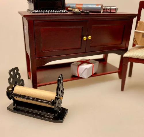 Miniature Stativ med indpakningspapir sort, indpakning, pakke ind, pakke gaver ind, julegaver, julemandens værksted, dukkehuset, ting til, tilbehør, dukkehusting, miniaturer, nisser, nissedør, nissehus, nissebo, nissetilbehør, nisseting, nissen flytter ind, 1:12, butik, købmandsbutik, høker, biti, ribe