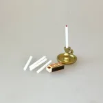 Miniature Lysestage med Lys, Miniature Stearinlys Kronelys 4 hvide, julelys, birgitte frigast, go morgen nisser, tilbehør, nisser, nissedør, nissebo, nissehus, dukkehus, ting til, tilbehør, miniaturer, 1:12, adventskrans, mini, lillebitte, biti, ribe, DIY,