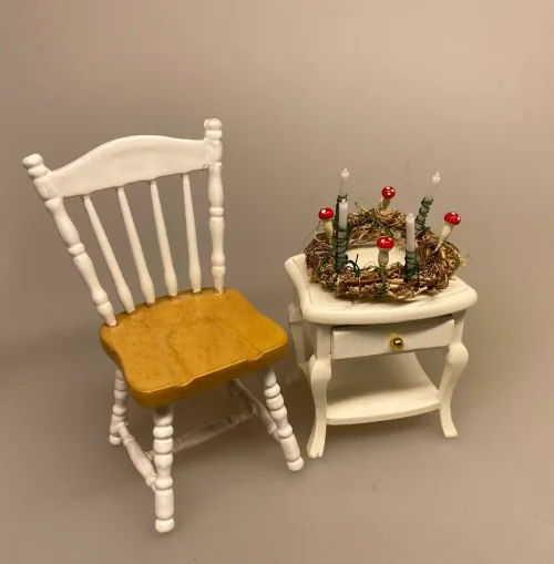 Miniature julepynt - 4 småbitte rød-hvide paddehatte, Miniature Stearinlys Kronelys 4 hvide, julelys, birgitte frigast, go morgen nisser, tilbehør, nisser, nissedør, nissebo, nissehus, dukkehus, ting til, tilbehør, miniaturer, 1:12, adventskrans, mini, lillebitte, biti, ribe, DIY,