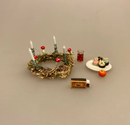 Miniature julepynt - 4 småbitte rød-hvide paddehatte, Miniature julepynt - småbitte rød/hvide paddehatte, Miniature Stearinlys Kronelys 4 hvide, julelys, birgitte frigast, go morgen nisser, tilbehør, nisser, nissedør, nissebo, nissehus, dukkehus, ting til, tilbehør, miniaturer, 1:12, adventskrans, mini, lillebitte, biti, ribe, DIY,