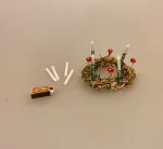 Miniature julepynt - småbitte rød/hvide paddehatte, Miniature Stearinlys Kronelys 4 hvide, julelys, birgitte frigast, go morgen nisser, tilbehør, nisser, nissedør, nissebo, nissehus, dukkehus, ting til, tilbehør, miniaturer, 1:12, adventskrans, mini, lillebitte, biti, ribe, DIY,