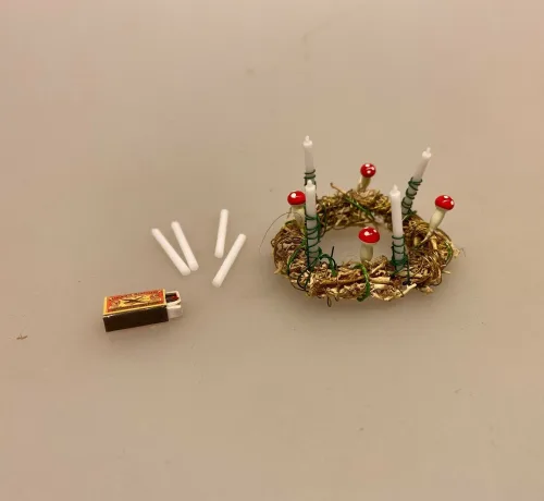 Miniature julepynt - småbitte rød/hvide paddehatte, Miniature Stearinlys Kronelys 4 hvide, julelys, birgitte frigast, go morgen nisser, tilbehør, nisser, nissedør, nissebo, nissehus, dukkehus, ting til, tilbehør, miniaturer, 1:12, adventskrans, mini, lillebitte, biti, ribe, DIY,